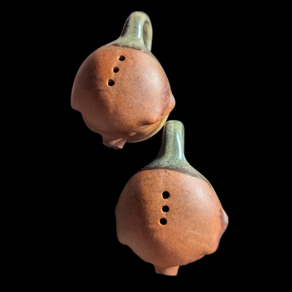 SOLD Vintage Mid Century Modern Happy Pig Shaped Salt and Pepper Shakers - Picture 8 of 9